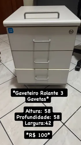 2 Mesas, 1 Gaveteiro, 1Guarda roupa, 1Janela, 1Porta e uma banheira de hidromassagem