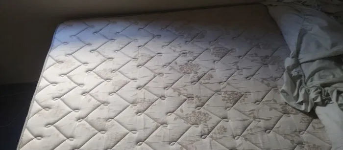 Vende-se cama de casal