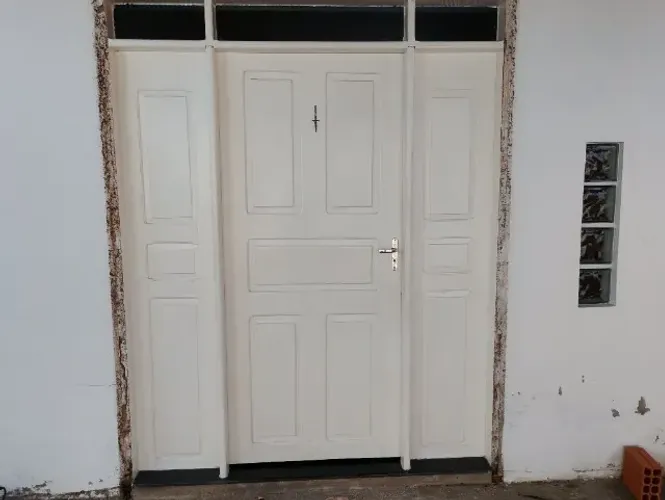 Porta com bandeirolas