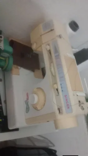 Vendo máquina overloque chinesinha completa com mesa e uma doméstica!