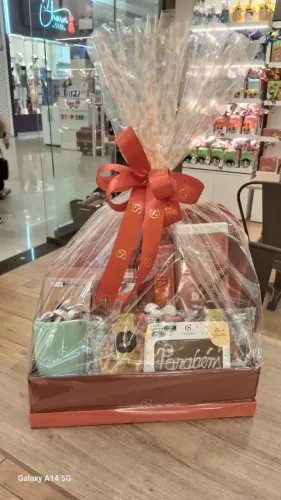 Montagem de kits e presentes personalizados Natura e Cacau Show 