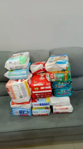 Vendo lote de fralda ? tamanho M várias marcas 14 pacotes valor R$640,00 