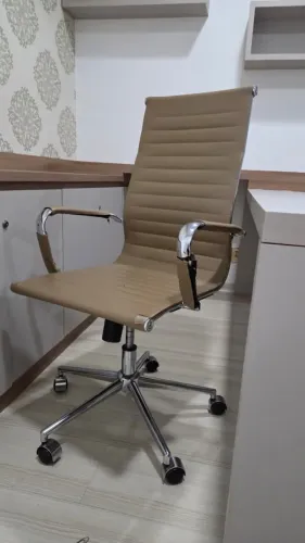 Cadeira de Escritório Eames Esteirinha Alta Giratória - Bege / Caramelo
