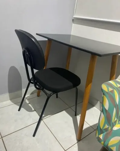 Mesa de escritório e cadeira novos 