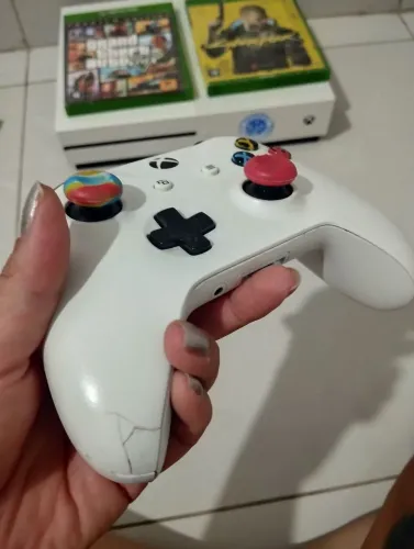 Vende se Xbox one s 1tb de memória com uma manete