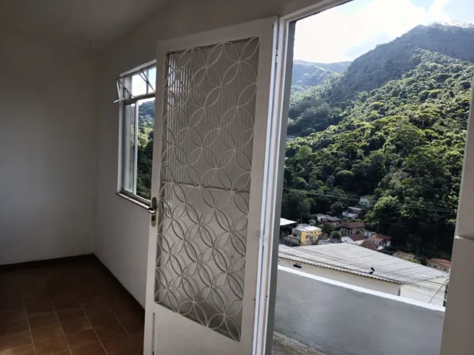 ALUGO CASA COM LINDA VISTA EM PETRÓPOLIS