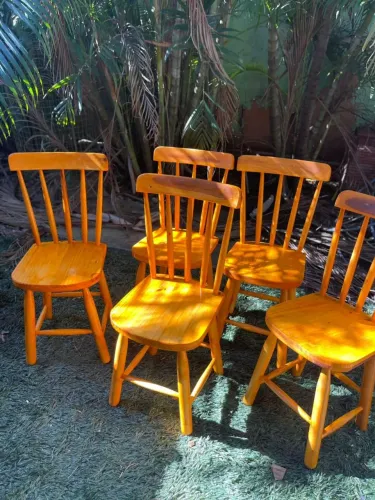 Cadeira de madeira 