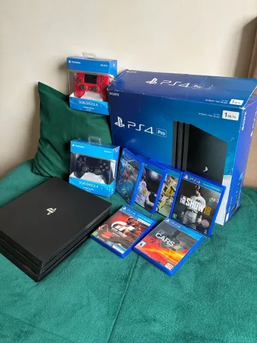 PS4 PRO + 2 controles + 6 jogos