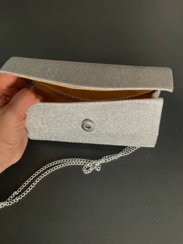 Bolsa de festa prateada com frete em bico e com alça 