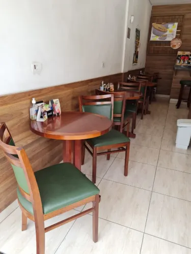 Conjunto de 4 mesas, 8 cadeias, banquetas e uma cadeira criança da DellaBruna em verde .