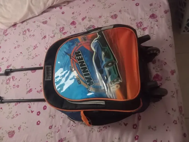 Vendo linda mochila infantil com  rodinha!