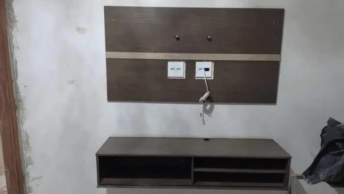 hack de parede com painel suspenso