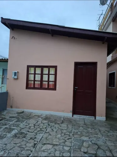 Alugo casa mobiliada na Costeira do Pirajubaé
