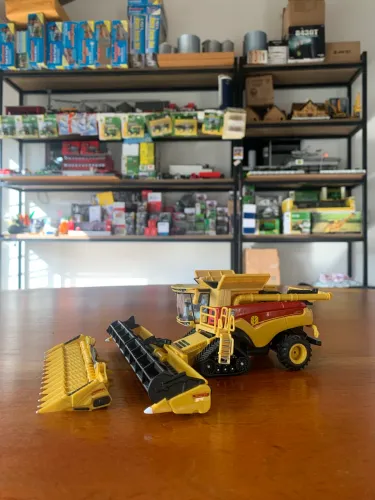 Miniatura colheitadeira New Holland CR890 esteira 40 anos
