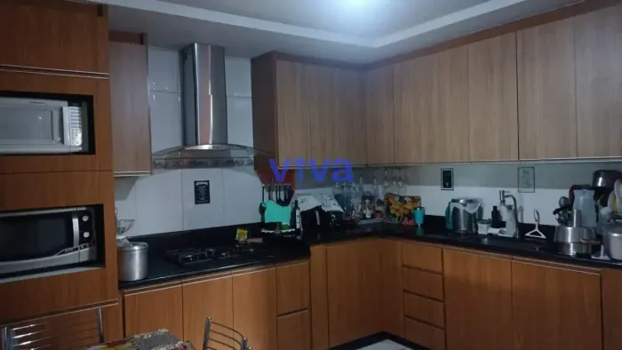 Venda-se casa com 2 quartos e 1 banheiro social, sala, cozinha com balcão e armários plane