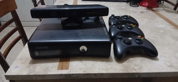 Xbox 360 desbloqueado com 3 controles