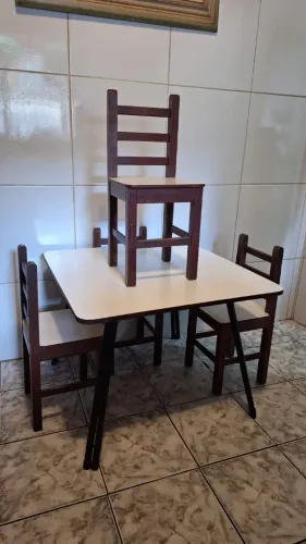 Conjunto Infantil de Mesa Com 4 Cadeiras em Madeira