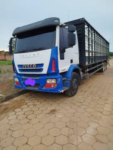 Caminhão boiadeiro .iveco tector 240e25 