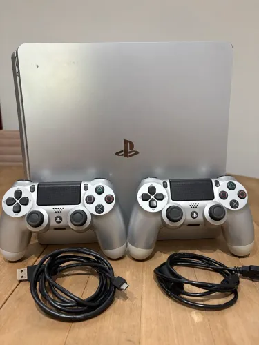 PS4 Slim 500GB + 2 Controles + 2 Jogos