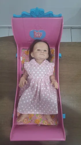 Bebê Reborn menina toda de silicone 49 cm acompanhado do berço.