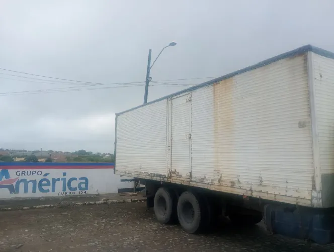 Baú de 48 cúbicos medidas 8,30 comprimento 2,50 largura 2,30 altura