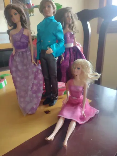 3 barbies + Ken da coleção pop star