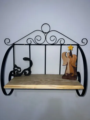 Prateleira de parede decorativa em madeira e ferro 