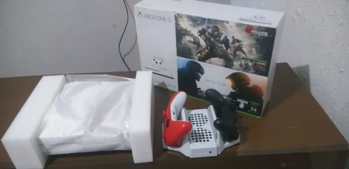 XBOX ONE S + 400 JOGOS + 2 CONTROLES + BASE CARREGADORA/COOLER