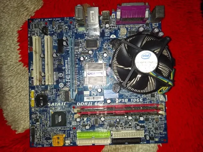Placa Mãe Gigabyte Ga Vm-900m + 2GB DDR2 funcionando normal