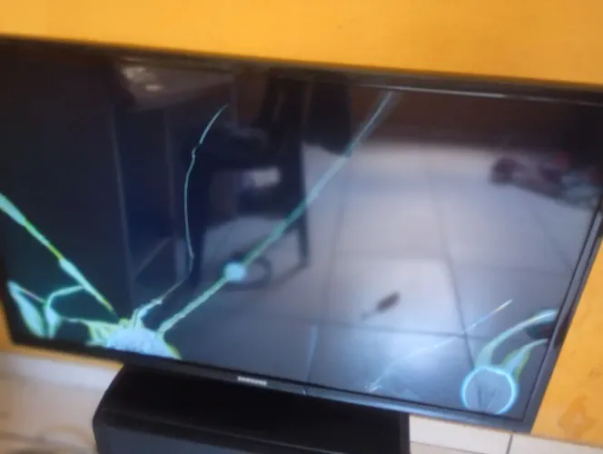 TV SAMSUNG MODELO UN32FH4205G FUNCIONANDO MAIS TEM SOM TELA ESTA TRINCADA BARATO
