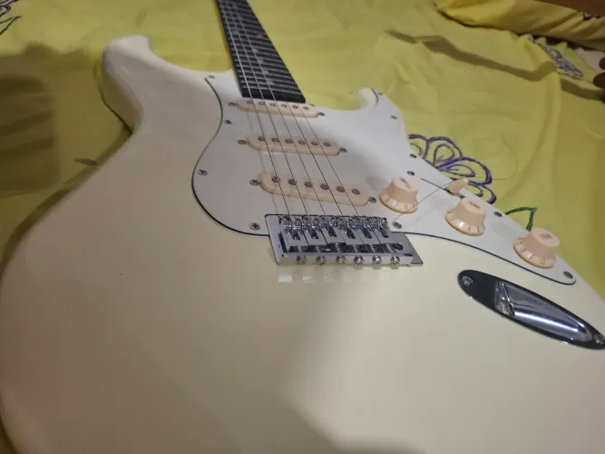 Guitarra tg500 off white