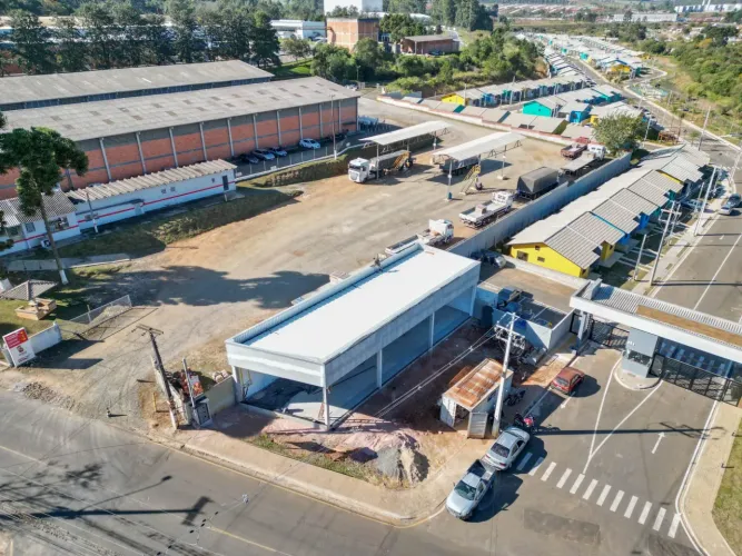 Comercial à venda 7 Vagas, 290 m², Uvaranas