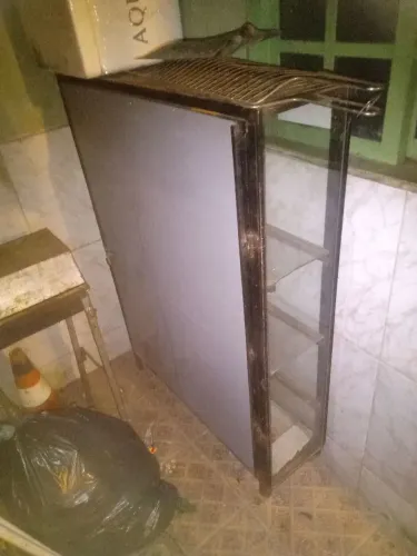 Vitrine  2 manequim minha mae fechou bazar e tá vendendo 250 tudo a vitrine e os 2 manequi