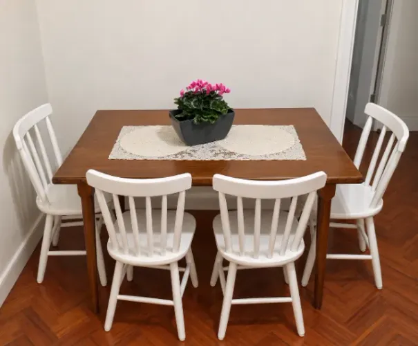 Mesa de Madeira com 4 Cadeiras