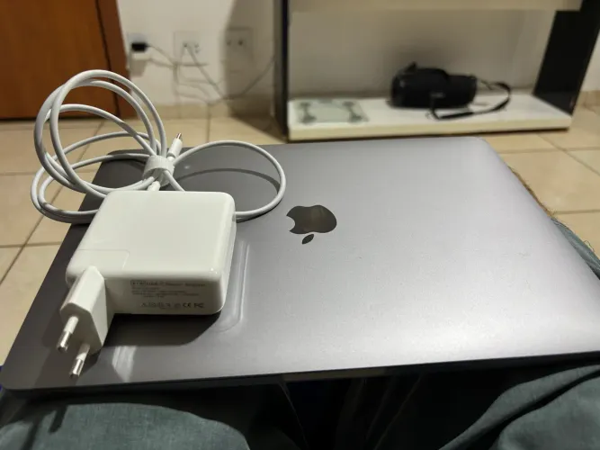 MacBook Pro 13? 2017 core i5 8gb/255gb