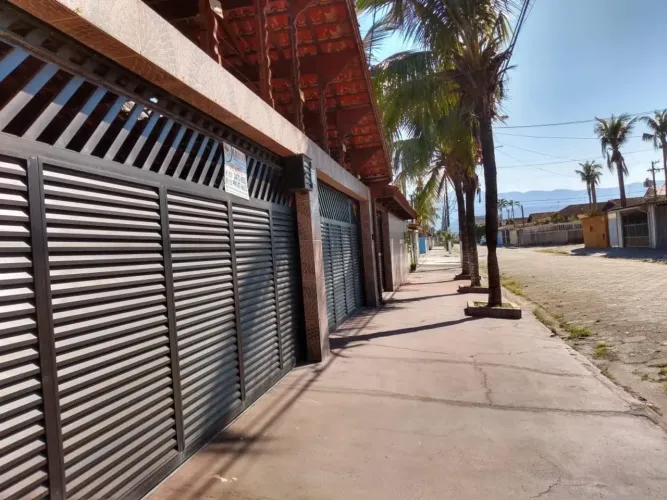 Casa para aluguel possui 256 metros quadrados com 5 quartos em Maracanã - Praia Grande - S