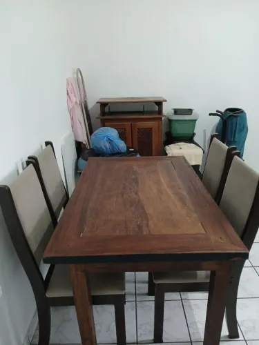 Mesa de jantar em madeira maciça 