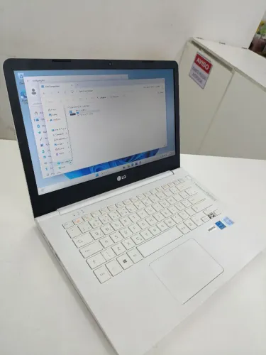 Notebook LG branco com defeito no teclado, 4 GB de ram , processador Celeron , SSD 240 gb