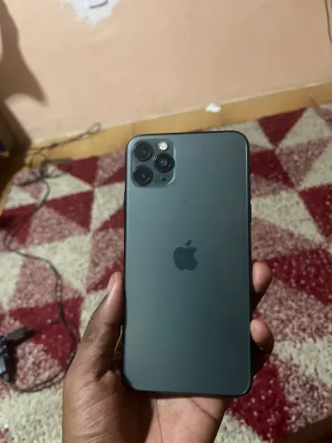 Estou vendendo meu esse iPhone 11 pro max zero marca de uso motivo que comprei outro 