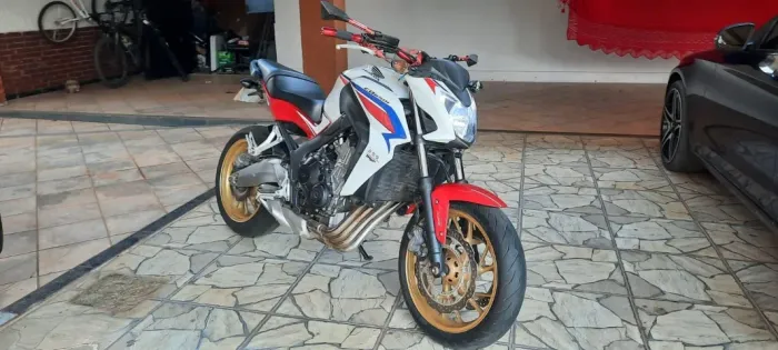 Honda CB 650F, moto esportiva, potente e muito bem cuidada. Excelente oportunidade!!