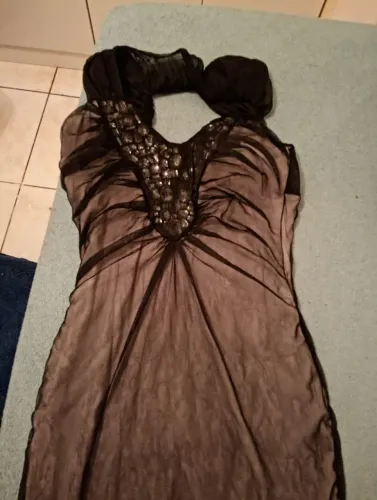Vestido preto com bordado e pedraria