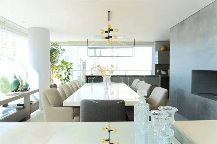 Apartamento à venda em Moema com 278m², 4 suítes, Varanda Gourmet e 4 vagas de garagem
