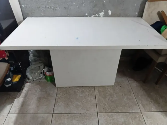 Vendo mesa grande feito na marcenaria ..precisa de reparos nas cadeiras estofadas