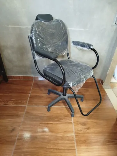 Vendo : cadeira para salão de beleza zerada no plástico, 500 reais a vista 