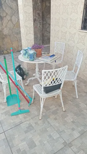 Vendo mesa c 4 cadeiras de ferro p área aberta