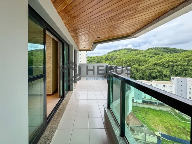 Apartamento reformado com varanda e lazer no Jardim Astúrias, Guarujá