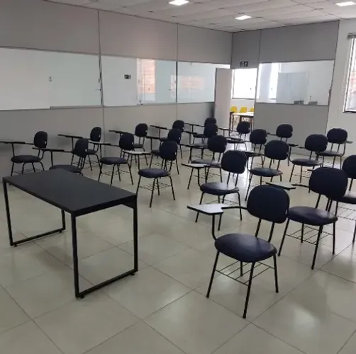 Conjunto com 25 Carteiras Universitárias