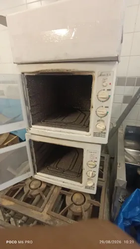 Vendo esses 2 fornos elétricos, apenas pintura externa gasta, funcionando normalmente.