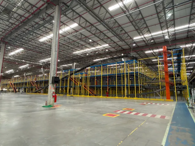 Mezanino industrial logístico