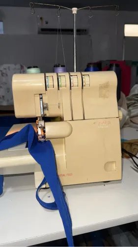 Máquina Ultralock SINGER Ponto Cadeia e + Pontos